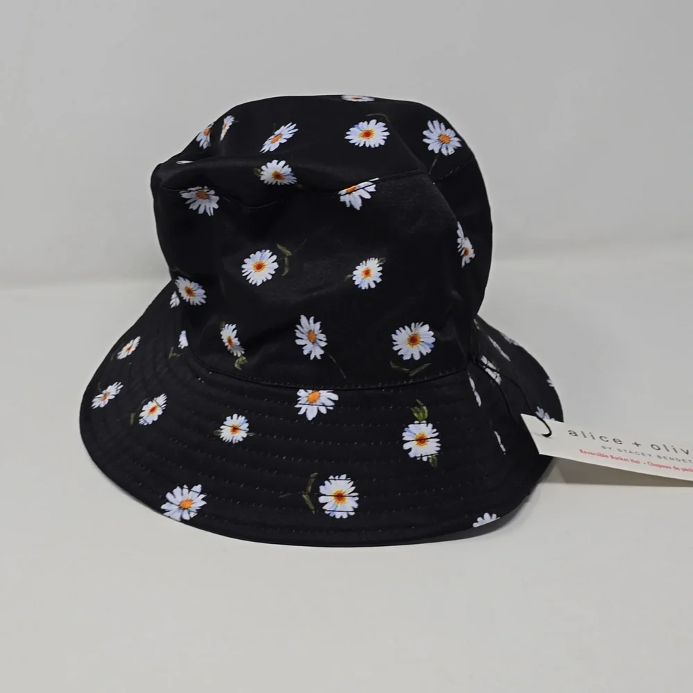 Alice + Olivia Reversible White Black Bucket Hat One Size